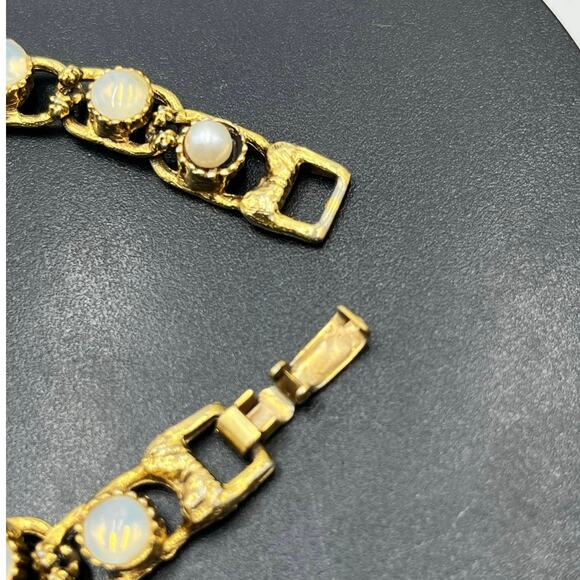 Goldette N.Y. Vintage Moonstone Glass Cabochon Gold Tone Linked Bracelet 7.5” - Picture 4 of 11